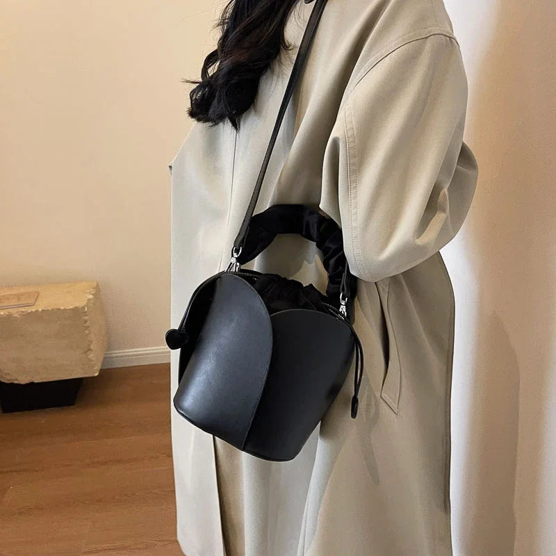 Hot Selling Luxury Women's Bag 2026 High Quality Petal Style Bucket Bag Fashion Versatile Solid Color Carrying Bag Commuter